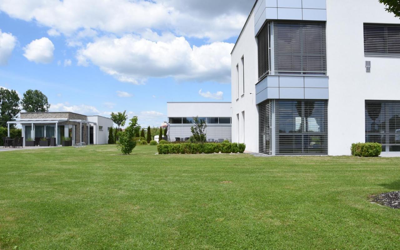 Hotel Harmony Medical & Wellness-Free Parking, 1,8Km From The Center Kroměříž Exteriör bild