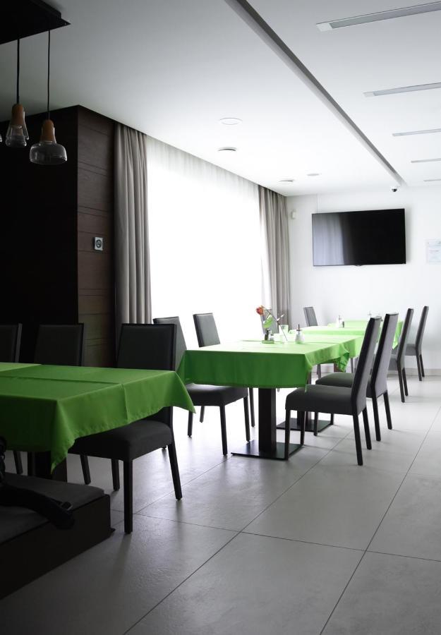 Hotel Harmony Medical & Wellness-Free Parking, 1,8Km From The Center Kroměříž Exteriör bild